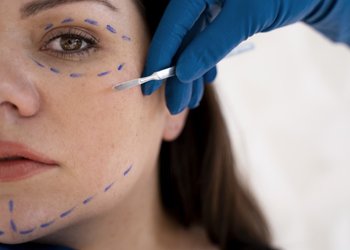 close-up-hand-with-glove-holding-scalpel